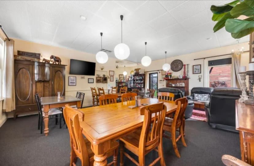 Evans Hotel Bed & Breakfast Bealiba 10
