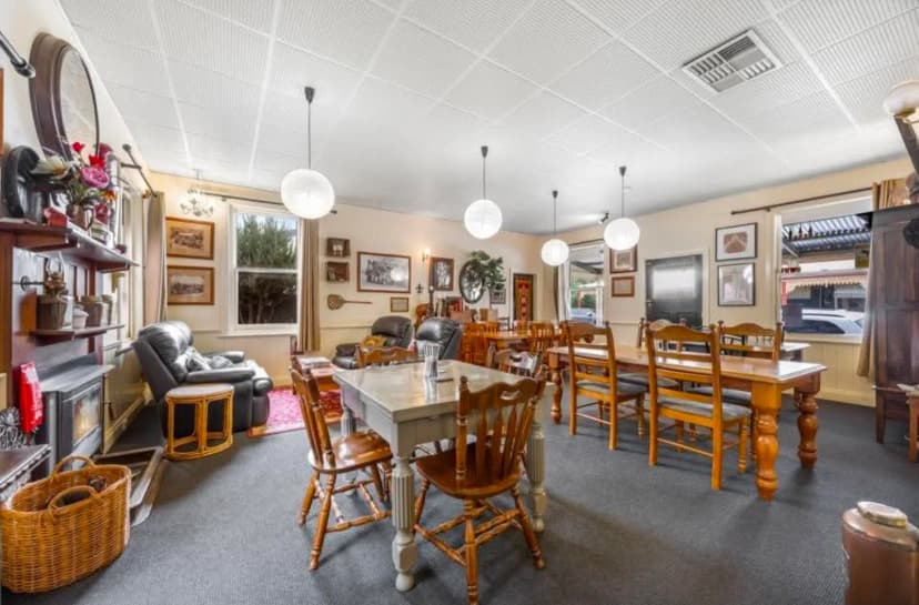 Evans Hotel Bed & Breakfast Bealiba 11